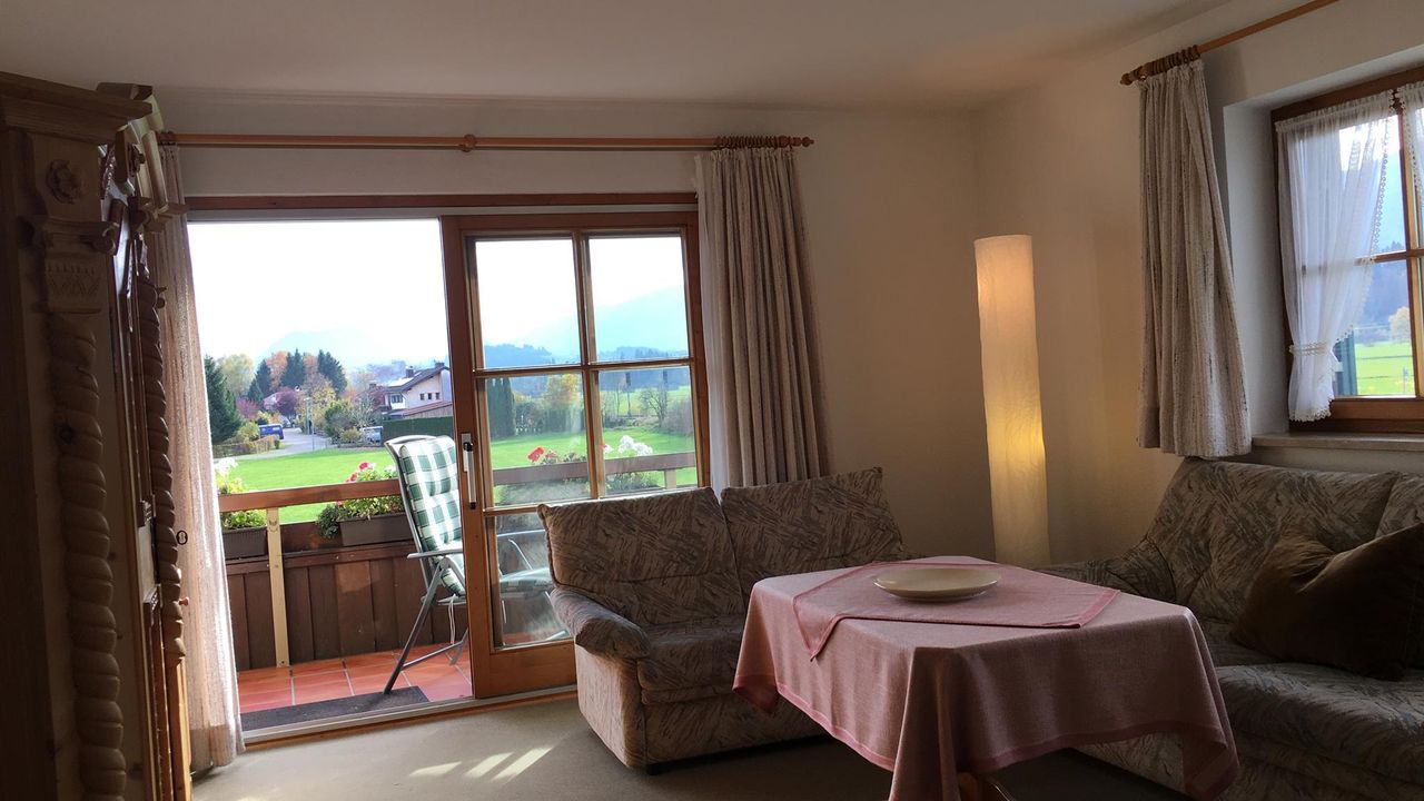 Wohnzi. mit Südbalkon Nr. 5 Wohnzi. mit Südbalkon Nr. 5